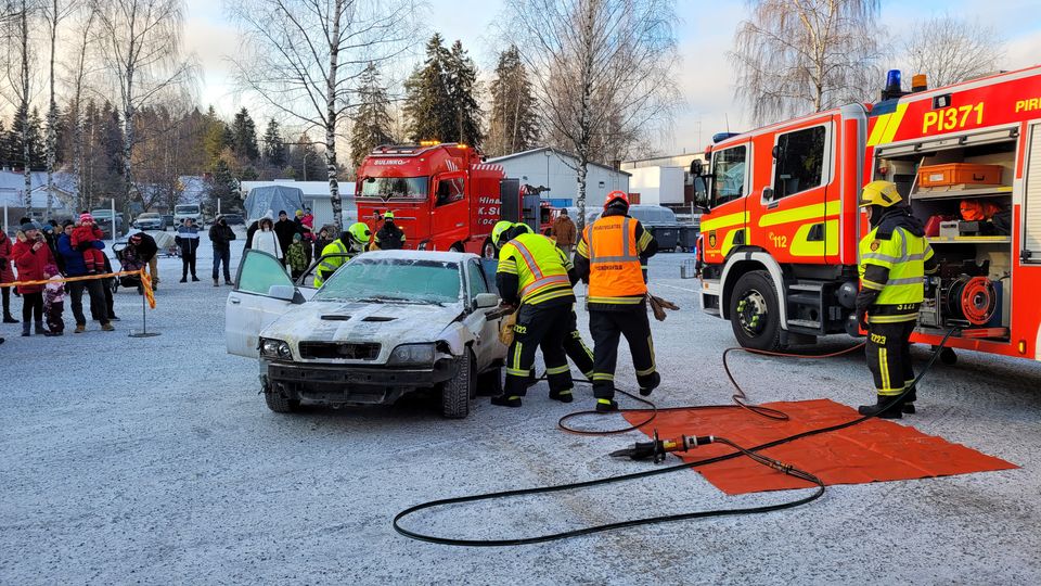Valkeakosken VPK:n miehistö pelastusharjoituksessa